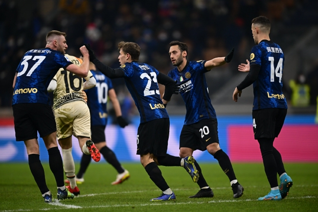 国足球新希望！16岁小将两度戴帽U16国足，如今直接进亚冠大名单！（16岁小将两度戴帽助U16国足，如今直入亚冠名单，国足新希望！）