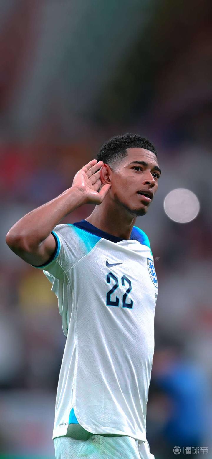 詹姆斯助攻队友完成精彩扣篮（詹姆斯妙传助队友上演精彩暴扣）