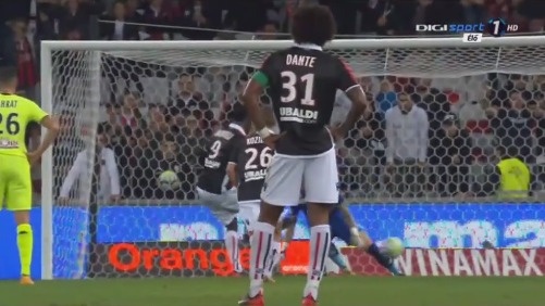 中超比赛亮点：上海海港2-1取胜山东泰山,（中超战报：上海海港2比1力克山东泰山）