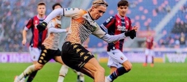 你故意的吧？范戴克防守传中时高举右手导致手球送点（范戴克防守传中时高举右手手球，被判点球）