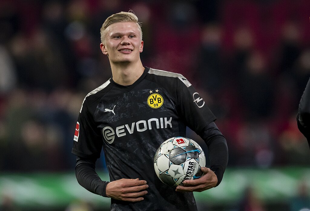 反对者抨击拉波尔塔：诺坎普还没完工，你们到底在庆祝什么？（质疑声指向拉波尔塔：诺坎普未竣工，庆祝的理由何在？）