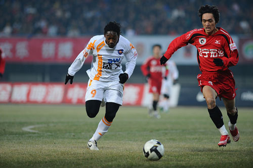 NBA湖人主场获胜，詹姆斯砍下高分（湖人主场告捷，詹姆斯轰下高分）