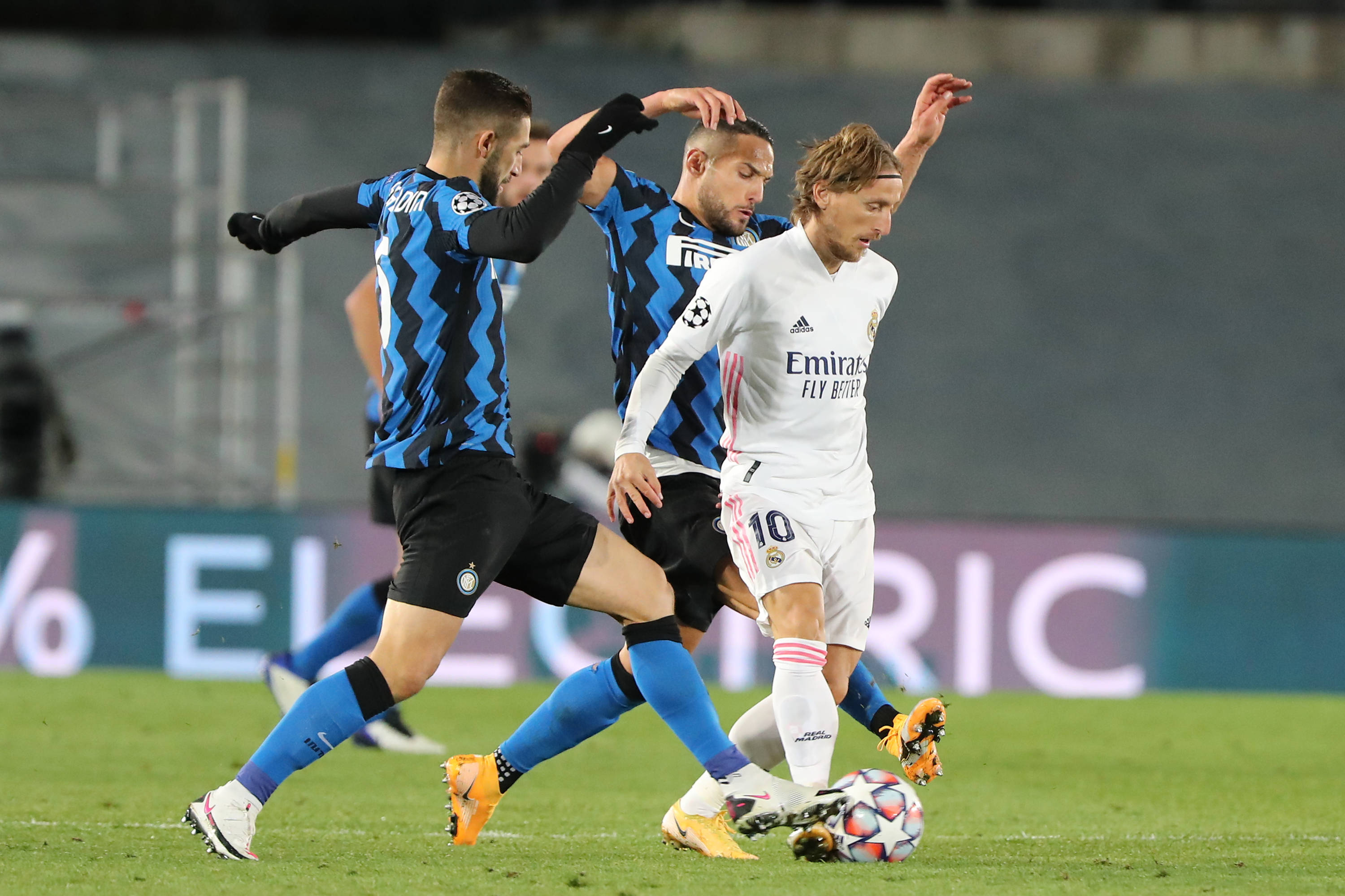 年年欧冠失误染红，这集我看过…巴萨客场不敌切尔西！（欧冠再现失误+红牌，似曾相识！巴萨客场负于切尔西）