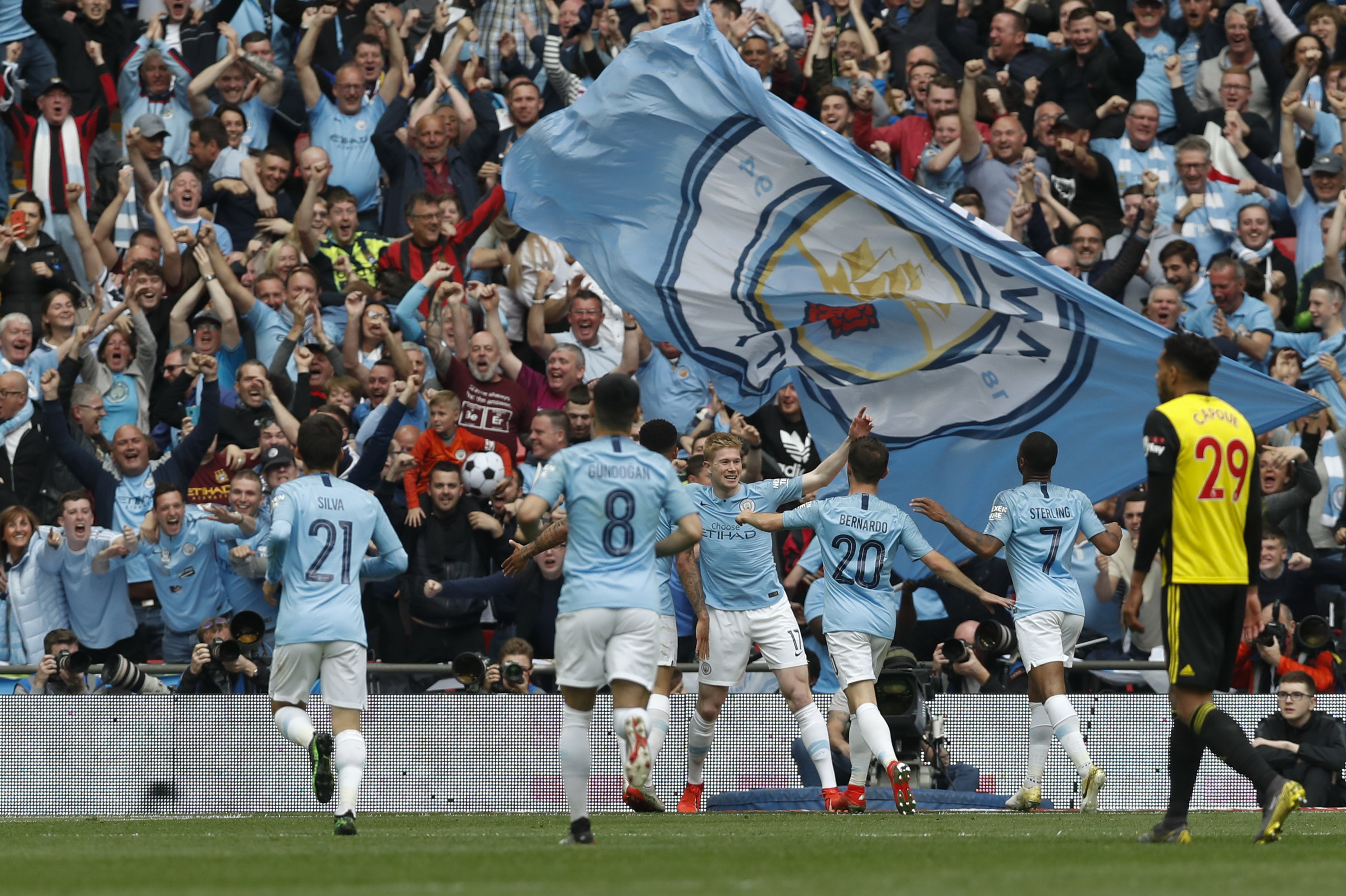 欧冠淘汰赛前瞻：曼联对阵巴黎,（欧冠淘汰赛焦点战：曼联迎战巴黎）