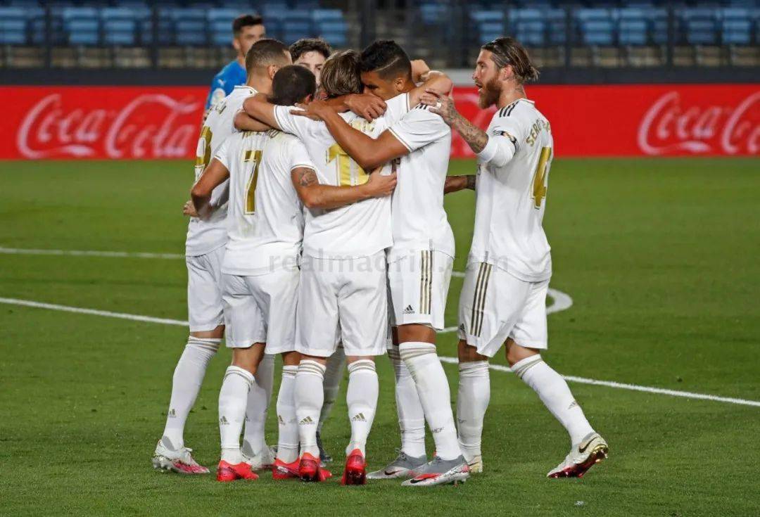 詹姆斯末节连得10分+致命抢断，湖人112-108险胜76人，40岁传奇再创历史纪录（40岁詹姆斯末节连拿10分+关键抢断，助湖人112-108险胜76人，再刷历史纪录）