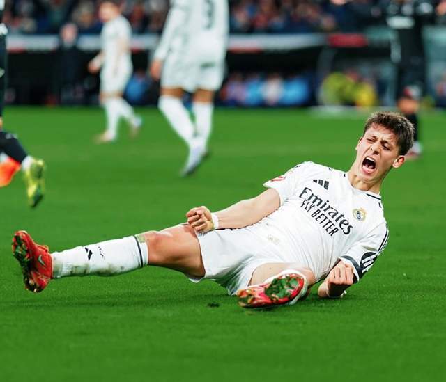 皇马后防问题严重，阿诺德伤缺，球员轮换困难，姆巴佩虽强但后防乏力，形势严峻。（皇马防线告急：阿诺德伤停致轮换受限，姆巴佩难掩后防短板，形势不容乐观）