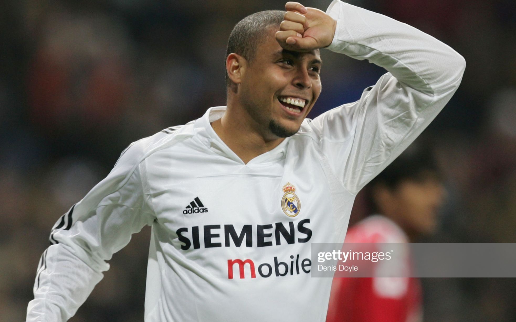 误判，意丁联赛中皮球从边网打进，裁判判罚进球有效（判罚失误：意丁赛场皮球从边网入网，主裁判定进球有效）